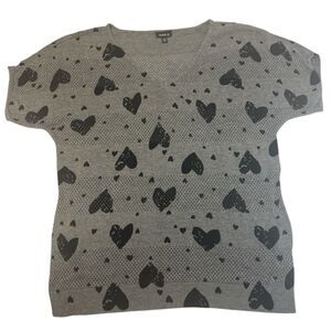 Torrid Gray Heart Print Knit Sweater Size 0 Short Sleeve V-Neck Pullover